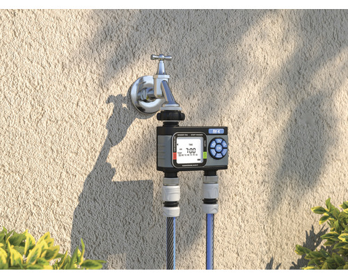 Ceas de udare la robinet cu două furtunuri de apă conectate