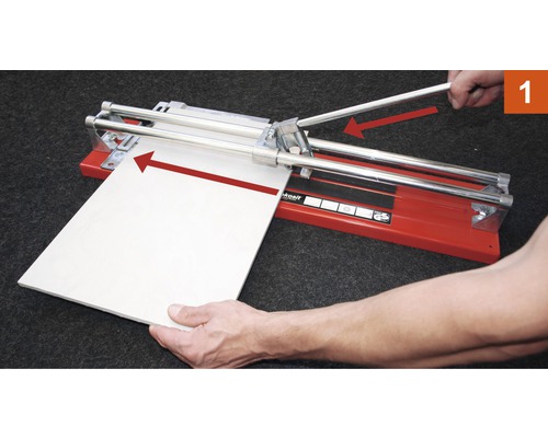 Tăietor de faianță în utilizare cu o faianță