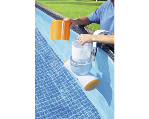 Aparat de curățat piscină cu o persoană care curăță piscina