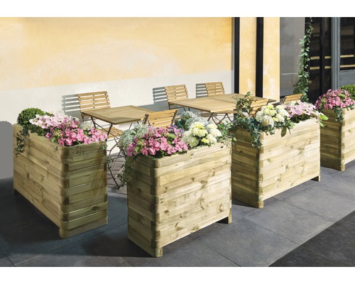 Mai multe jardiniere din lemn cu flori pe o terasă cu mese și scaune.
