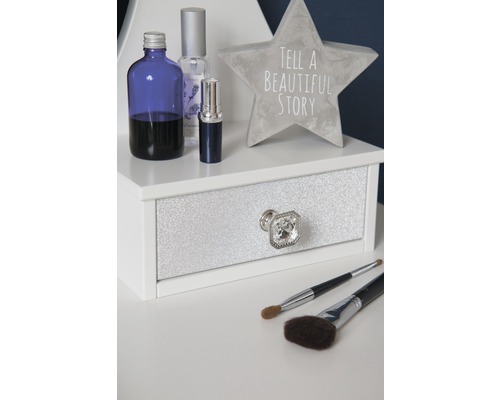 Aranjament decorativ cu sticle, figurină stea, sertar și pensule de machiaj