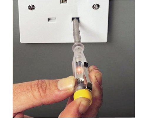 Tester de tensiune utilizat într-o priză