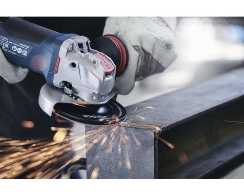 O persoană folosește un polizor unghiular pe o bucată de metal, sar scântei.