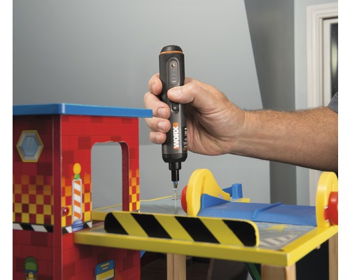 O persoană folosește o șurubelniță fără fir pe o jucărie.