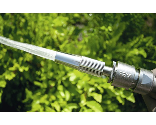 Duza metalică pentru furtun de grădină în uz