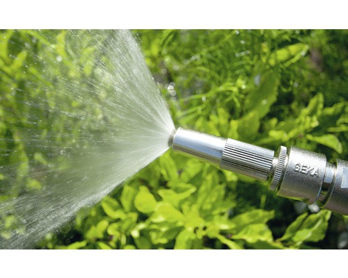 Furtun de grădină cu cap de pulverizare udând plante