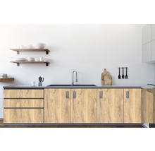 Chiuvetă de bucătărie cu robinet, dulapuri inferioare și blat într-o bucătărie.