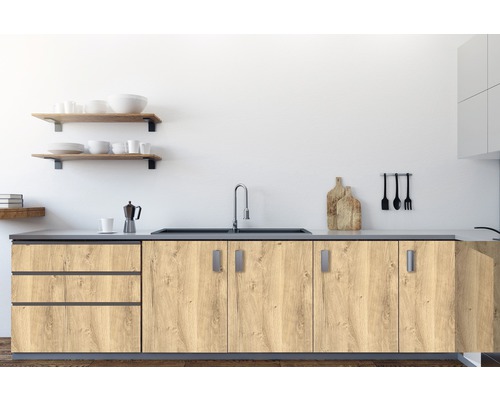 Chiuvetă de bucătărie cu robinet, dulapuri inferioare și blat într-o bucătărie.