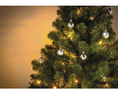 Brad împodobit cu globuri și instalație luminoasă