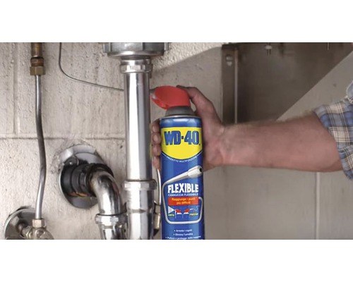 Aplicarea produsului multifuncțional WD-40 Flexible sub o chiuvetă
