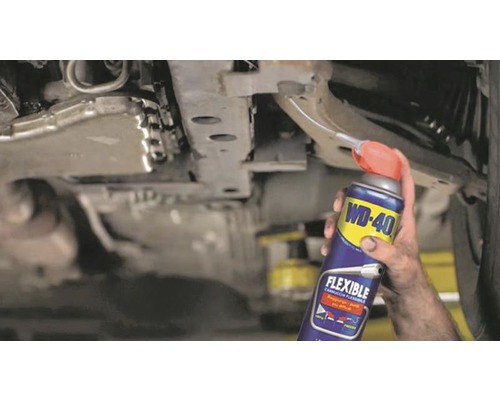 Ulei universal flexibil WD-40 sub o mașină