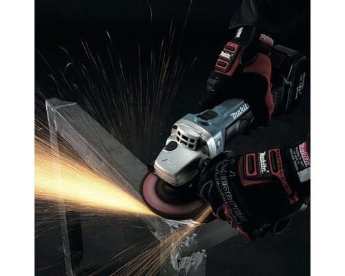 Polizor unghiular cu acumulator în uz la șlefuirea metalului cu scântei