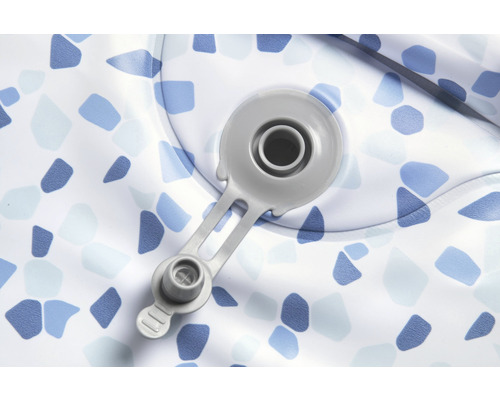 Prim-plan cu un jacuzzi gonflabil cu supapă