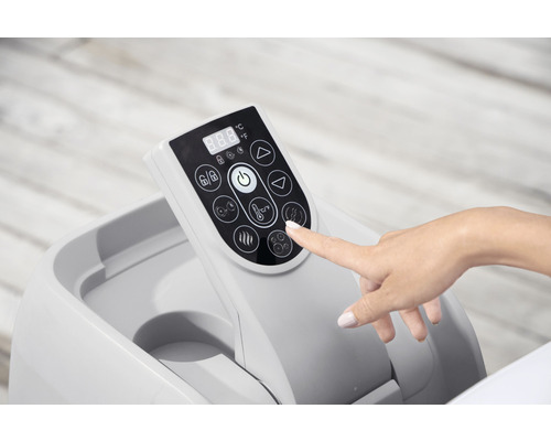 Panou de control al unui jacuzzi portabil cu afișaj digital și diverse butoane funcționale, operate de o mână.