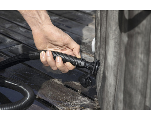 O persoană conectează un furtun la o piscină.