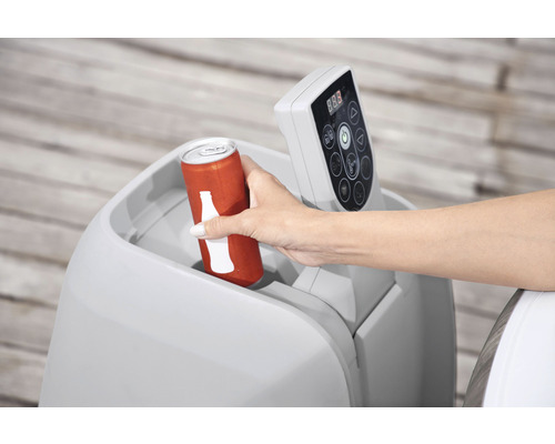 Se introduce o doză de băutură într-un suport de pahar pentru jacuzzi