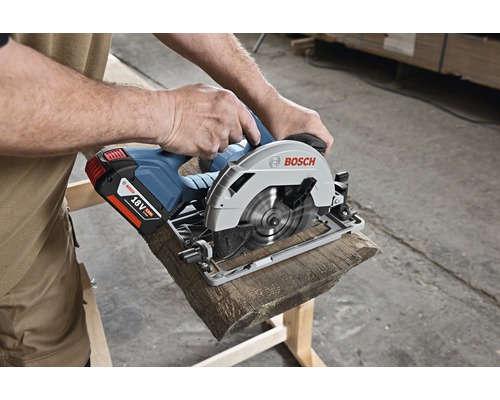 Fierăstrău circular cu acumulator care taie lemn