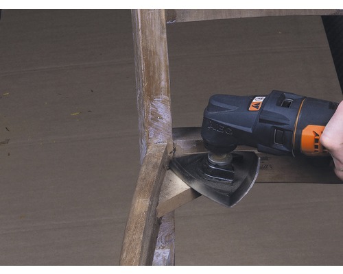 Unealtă multifuncțională utilizată pe un scaun de lemn