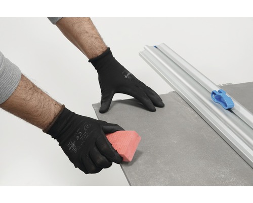 Tăietor de faianță cu burete de faianță în uz