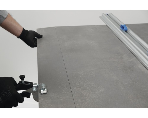 Tăietor de faianță utilizat pe o faianță.