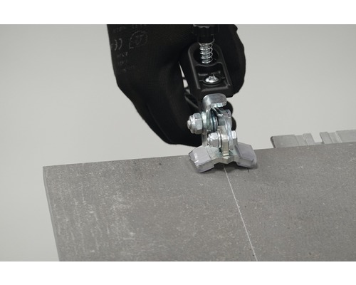 Tăietor de faianță folosit pe o faianță