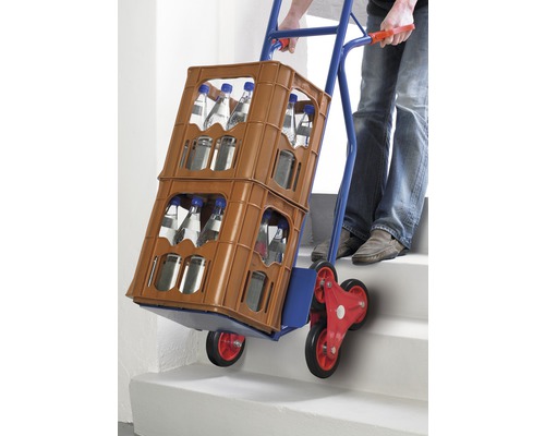 Cărucior de scări cu două lăzi de băuturi pe o scară.