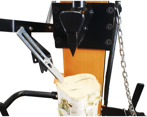 Mașină de despicat lemne despicând un butuc