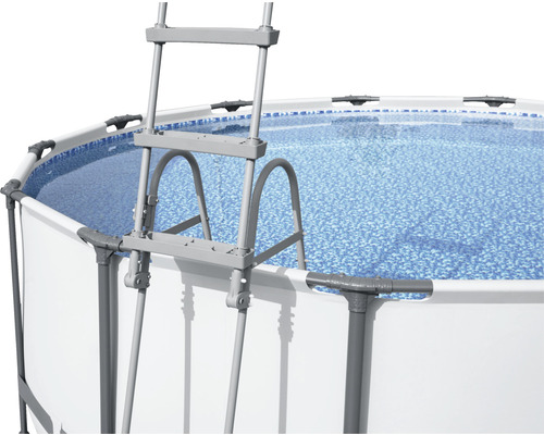 Piscină supraterană cu scară