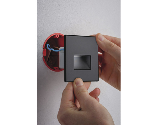 Instalarea unui capac negru pentru o cutie încastrată