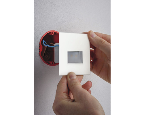 Instalarea unei lămpi de orientare cu LED într-o doză de perete