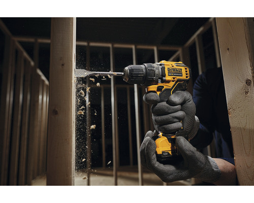 O persoană găurește un cadru de lemn cu o mașină de găurit DeWalt.