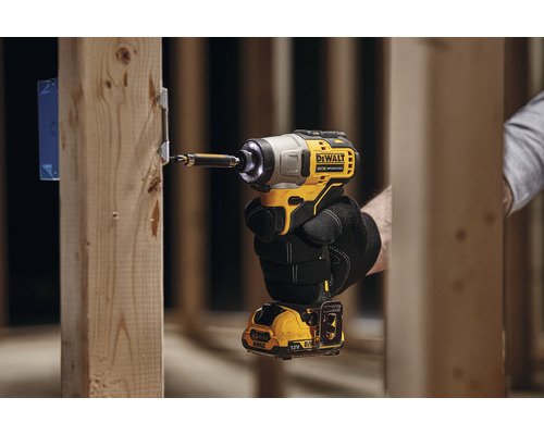 Șurubelniță cu impact cu acumulator DeWalt utilizată pe o construcție din lemn