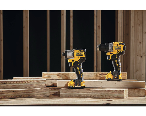 Două bormașini DeWalt pe o suprafață din lemn