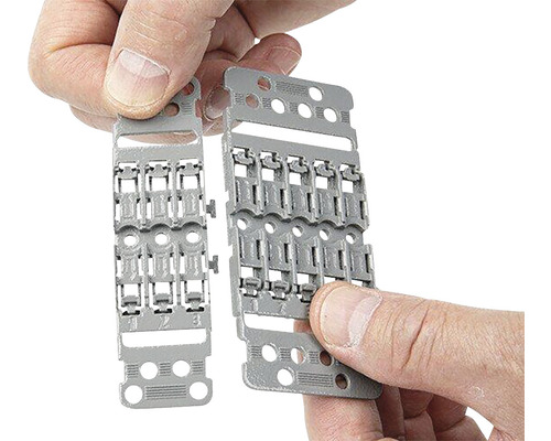 Elemente de fixare pentru benzi LED în mână