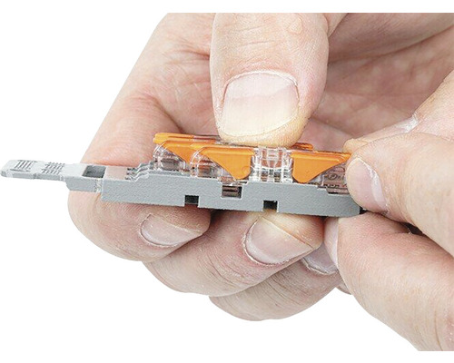 Persoană care acționează un conector cu manetă Wago