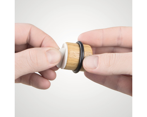 Dop de vin din lemn cu etanșare din cauciuc este ținută de mâini