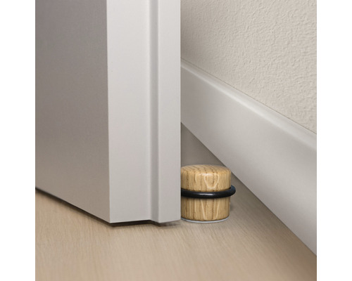 Opriitor de ușă din lemn cu inel de cauciuc lângă o ușă