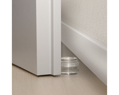 Opriitor de ușă transparent pe podea în fața unei uși