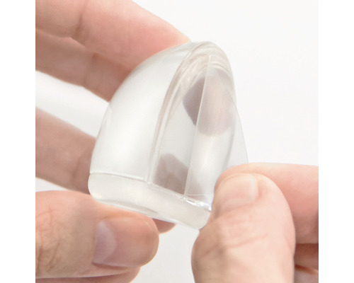 Protecție de colț din plastic ținută de mâini.