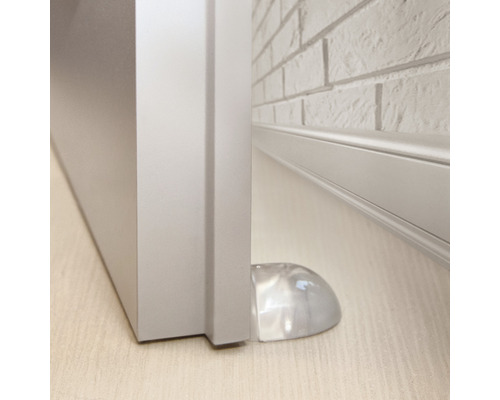 Oprirea ușii din plastic în partea de jos a unei uși