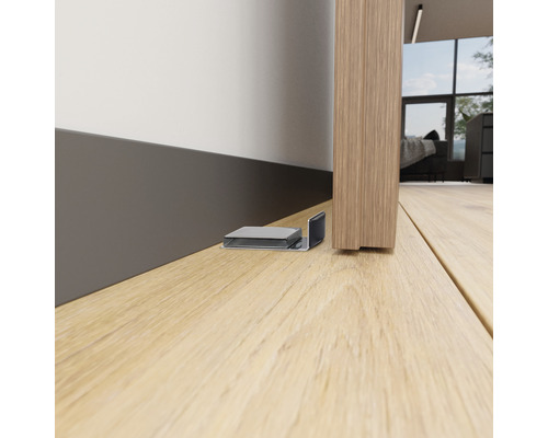 Oprirea ușii din metal pe o podea din lemn