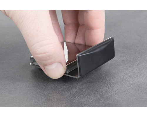 Persoană care ține un profil metalic în mână