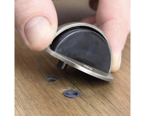 Montarea unui opritor de ușă pe o podea din lemn