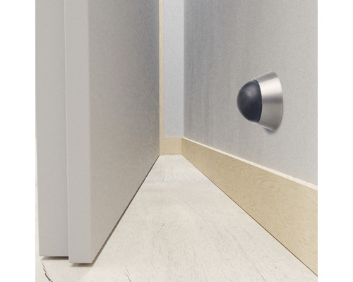 Opriitor de ușă de perete cu tampon de cauciuc lângă o ușă