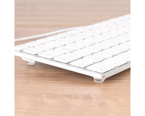 Prim-plan cu o tastatură de calculator pe o masă de lemn