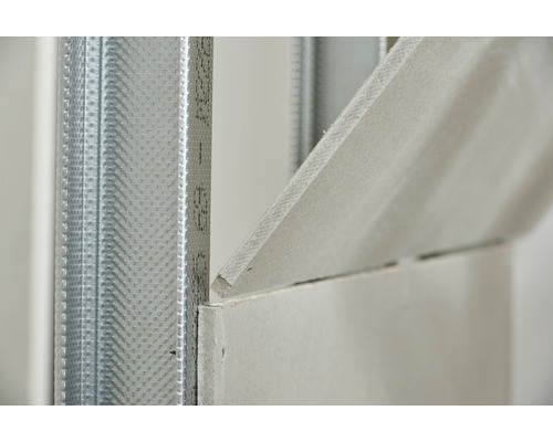 Prim-plan cu o construcție metalică cu plăci de gips-carton