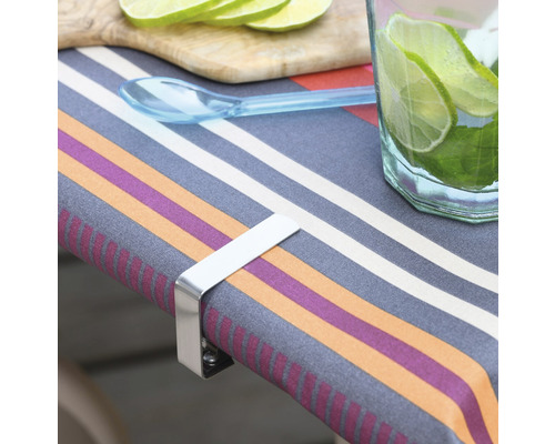 Masa cu față de masă, felii de lime, băutură și suport metalic pentru față de masă