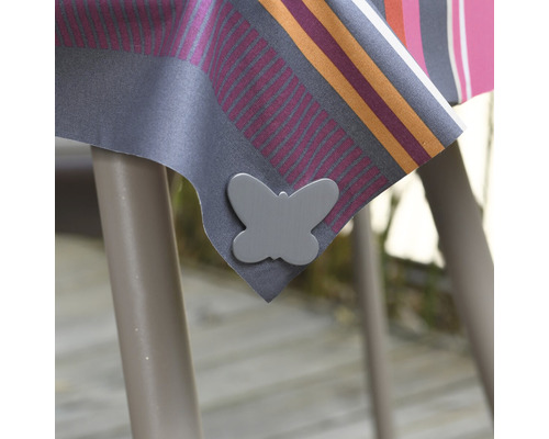 Clema de față de masă în formă de fluture pe o față de masă