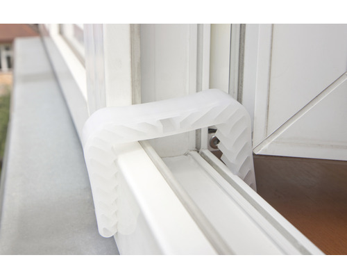 Siguranță fereastră din plastic pe cadrul ferestrei