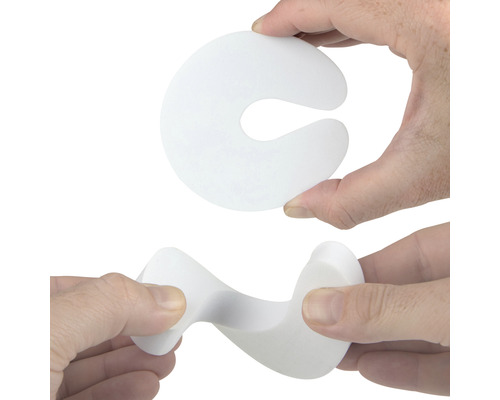 Două opritoare de ușă sunt ținute în mână